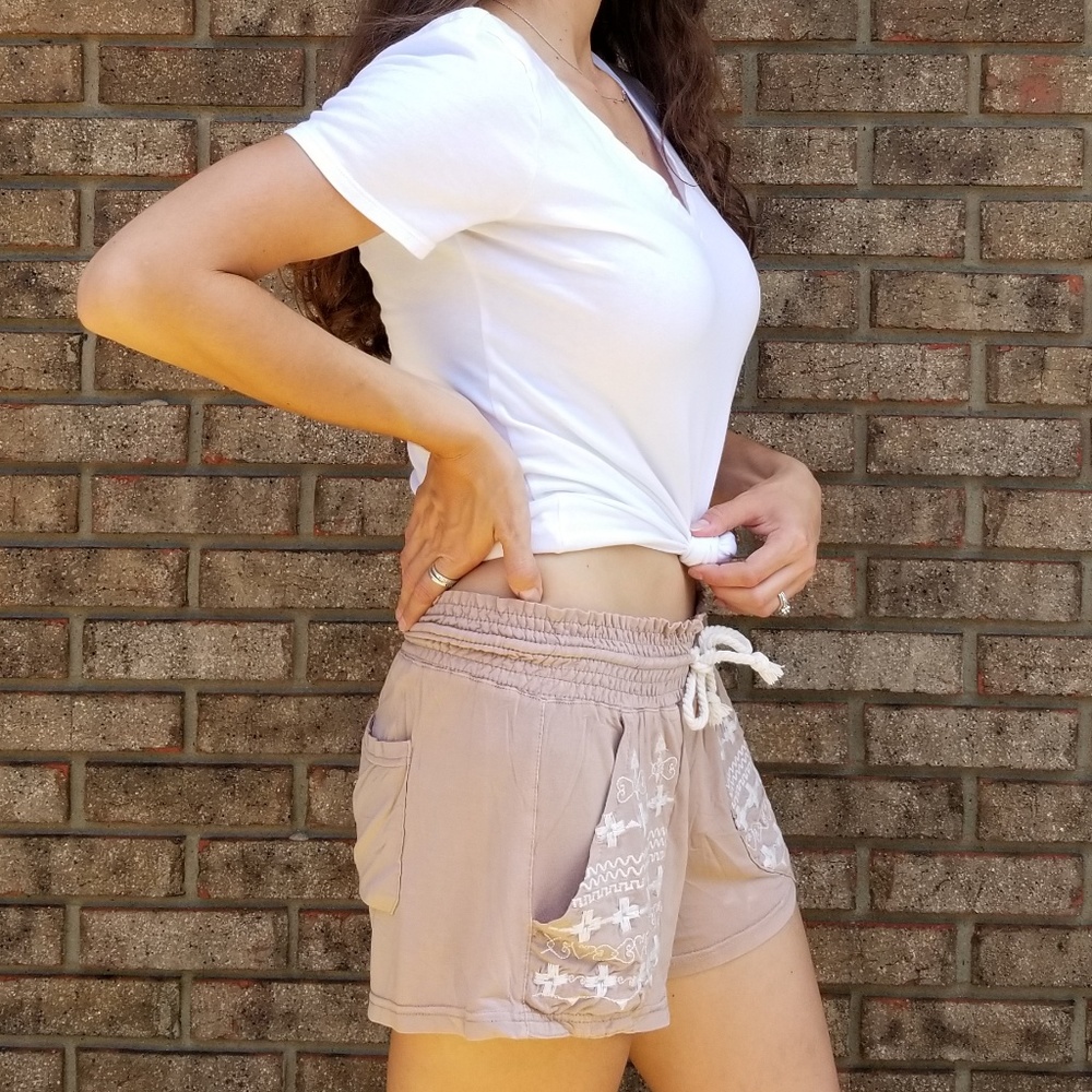 1 Left! Beachy Embroidered Shorts - Picture 4 of 6